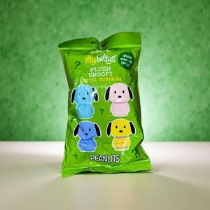 Hallmark Itty Bittys Plush Peanuts Snoopy Pastel Surprise Sealed Blind Bag P33